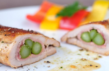 Schnitzel gefüllt mit grünem Spargel