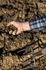 Nahaufnahme Hand eines Landwirts überprüft Erde
