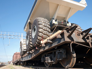 Железнодорожная платформа с тяжёлыми карьерными самосвалами