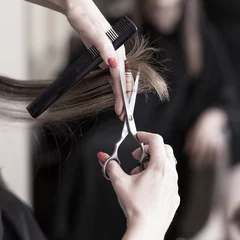 Rolgordijnen Kapsalon Hairdresser cutting hair