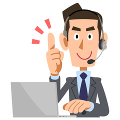 解説するヘッドセットを装着した男性
