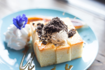 honey toast with caramel ice-cream