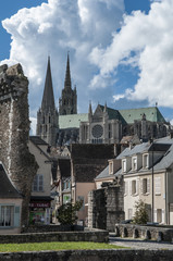 Fototapeta premium Vieille ville de Chartres avec vue sur la Cathédrale avec un ciel bleu