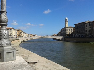 Pisa lungarno e torre dell'orologio