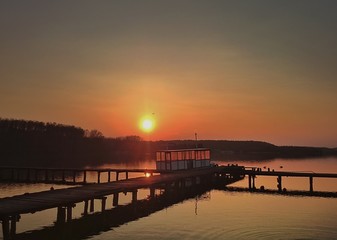 Zachodzące słońce nad jeziorem