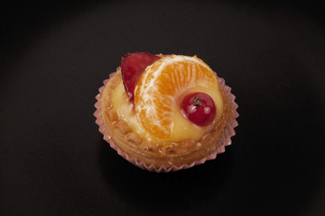 Pasticcino alla crema con mandarino, ribes e fragola.