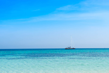 Obraz premium seascape of view for background with boat and sky