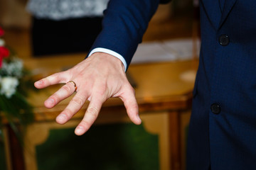 Obraz premium Groom shows you a ring close up