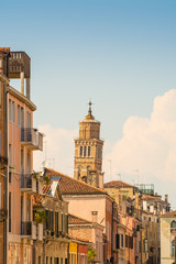 Schiefer Turm der Kirche Chiesa di Santo Stefano und Kanal in Venedig, Italien