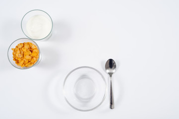 Fototapeta na wymiar fit breakfast / healthy breakfast of cornflakes and yogurt 