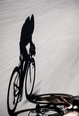 Speedy shadow - wyścigi rowerowe w dół triathlonu Ironman w Zurychu. - 108073989