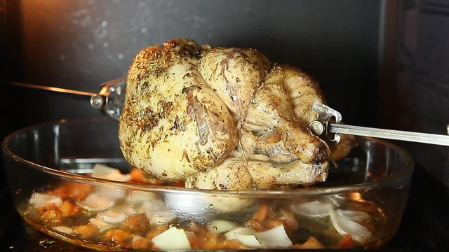 Poulet &agrave; la broche avec tomates