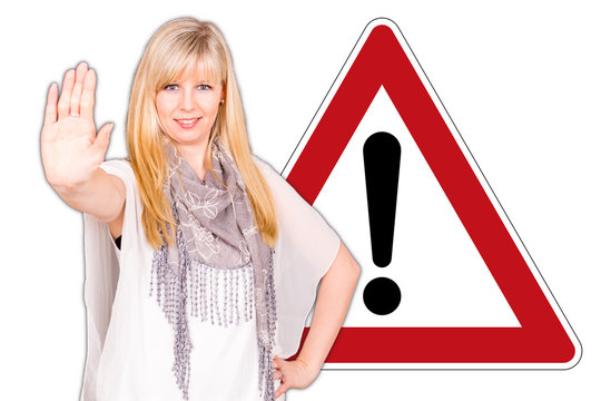 M&auml;dchen mit Achtung-Schild vor wei&szlig;em Hintergrund