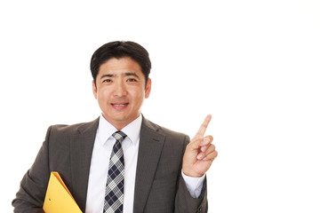 指示する笑顔のビジネスマン