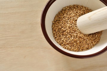 すり鉢　すりこ木　胡麻　木目背景