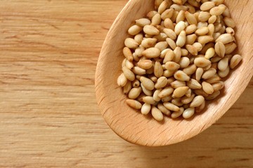 ゴマと木のスプーン  木目背景