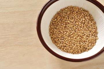 すり鉢　胡麻　木目背景