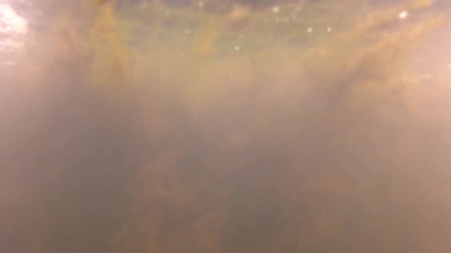 Abwasserkanal mit Unterwasseraufnahme