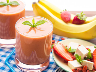 Strawberry smoothie with tofu and goji