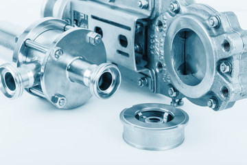 Fittings and ball valve with selective focus on thread fittings.