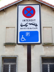 Obraz premium Stationnement réservé aux handicapés