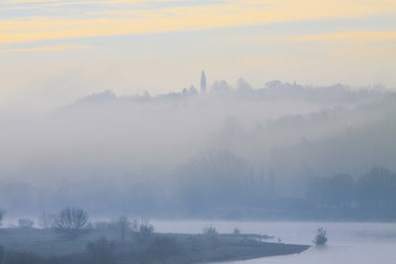 Morgennebel am Fluss