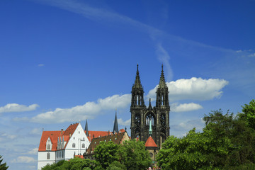 Obraz premium Stadtansicht Meißen mit Albrechtsburg und blauem Himmel