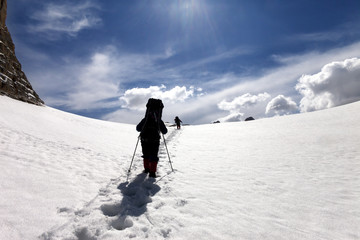 Fototapeta na wymiar Two hikers on snow plateau