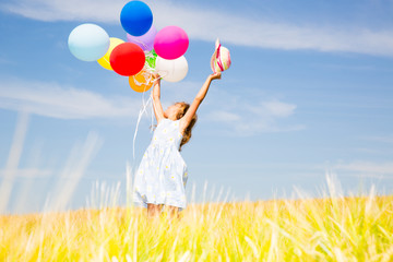 Kind mit Luftballons