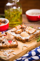sandwich with mushrooms