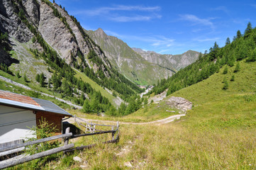 Obraz na płótnie Canvas Wanderweg nach Samnauen, im Hintergrund Gipfel der Samnauen-Gruppe