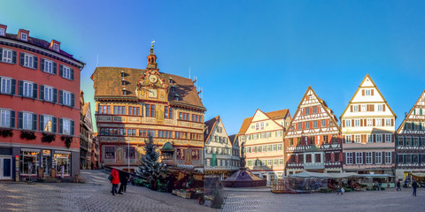 Fototapeta na wymiar Tübinger Rathaus und Marktplatz