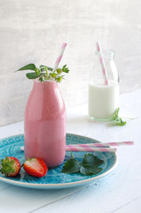 Erdbeer-Smoothie mit Erdbeerblüte dekoriert