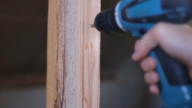 Use a screwdriver in the manufacture of wood products