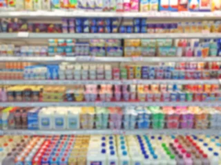 Foto auf Acrylglas Milchprodukte Supermarket shelf defocus background