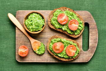 Bread with pesto sauce and tomatoes