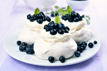 Pavlova meringue cake