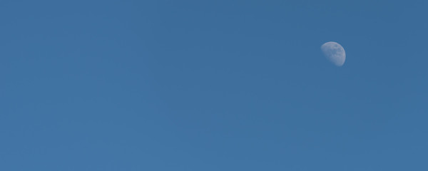 Mond am Nachmittag als Hintergrund