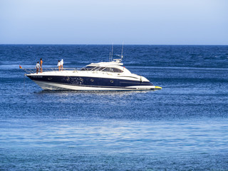 Fototapeta na wymiar Luxusyacht Sunseeker vor dem Strand von La Herradura, Costa de Tropical, Provinz Grenada, Andalusien, Spanien, Europa