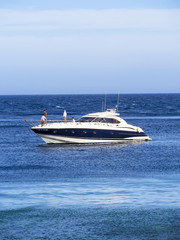 Luxusyacht Sunseeker vor dem Strand von La Herradura, Costa de Tropical, Provinz Grenada, Andalusien, Spanien, Europa