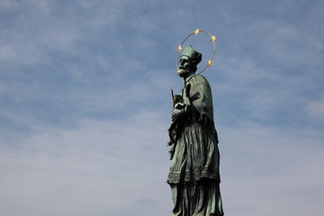 Nepomuk Statue auf der Karlsbrücke in Prag