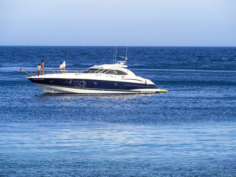 Luxusyacht Sunseeker vor dem Strand von La Herradura, Costa de Tropical, Provinz Grenada, Andalusien, Spanien, Europa