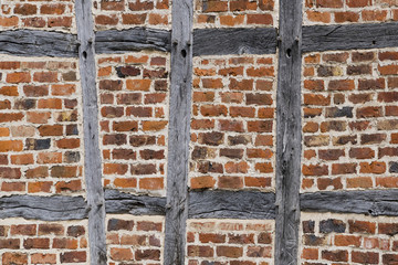 Backsteinmauer eines Fachwerkhauses