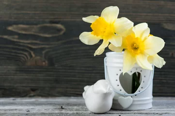 Wandaufkleber Frühlingsblumen in Vase auf Holztisch © Irina Bort
