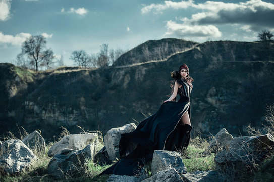 .dark evil queen sneaks through the stone canyon at cosplay movie " snow white and the Huntsman " wild Princess , vampire , hip toning , creative color,dark boho