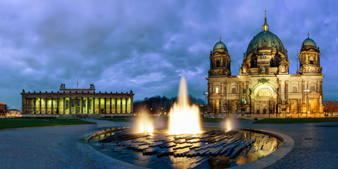Lustgarten und Berliner Dom bei Nacht © moofushi