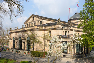 Fototapeta na wymiar Kurhaus Wiesbaden, Blick aus dem Kurpark (April 2016)