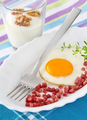 Spiegelei mit Speck und Joghurt mit Walnüssen