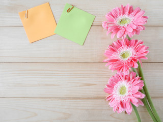 Sticky note and pink flower 1