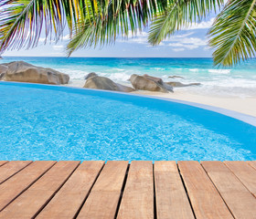 piscine à débordement sur plage des Seychelles